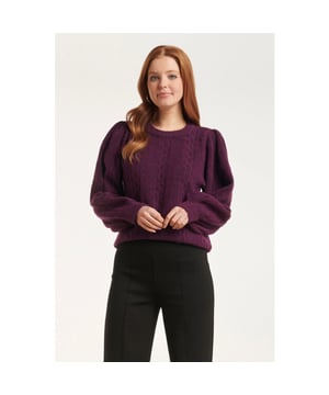 
Maak een gedurfd statement met de Smashed Lemon Paarse Gebreide Trui met Gevlochten Structuur. Deze levendige trui is een perfecte aanvulling op de garderobe van elke modebewuste vrouw die houdt van comfort en stijl. De trui heeft een unieke gevlochten structuur gecombineerd met geribde details aan de manchetten en zoom, wat zorgt voor een verfijnde en opvallende look. De oversized pasvorm en de lange pofmouwen met driekwart lengte zorgen voor een eigentijdse en comfortabele stijl. De ronde halslijn maakt deze trui veelzijdig en gemakkelijk te combineren met verschillende outfits. Deze prachtige trui is gemaakt van een gerecyclede polyesterblend, waardoor je niet alleen stijlvol bent, maar ook een milieubewuste keuze maakt. Of je nu een dagje uit gaat of gewoon thuis ontspant, deze felrode trui van Smashed Lemon laat je outfit stralen.

 Belangrijkste kenmerken:

  
 *  Gemaakt van een gerecyclede polyesterblend voor een duurzame keuze 
 *  Gevlochten structuur gecombineerd met geribde