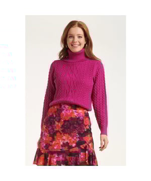 
Ontdek de elegante eenvoud van de Smashed Lemon Cerise Gebreid Top met Gevlochten Structuur, een tijdloze aanvulling op je garderobe. Deze top in een prachtige roze tint combineert een verfijnde uitstraling met ongeëvenaard comfort, perfect voor elke gelegenheid. De top beschikt over een stijlvolle turtle neck met een speelse split opening aan de achterkant, waardoor een subtiele hint van sensualiteit wordt toegevoegd. Het ontwerp kenmerkt zich door een unieke gevlochten structuur die zorgt voor een luxueuze textuur en visueel interessante details. De lange mouwen zijn voorzien van een bubbeltjesstructuur en strakke boorden, die een moderne en speelse uitstraling geven. Gemaakt van een hoogwaardige viscose blend, biedt deze gebreide top zowel ademend vermogen als een comfortabele pasvorm. Of je nu een casual dagje uit hebt of een chique avondje plant, deze top past zich moeiteloos aan elke gelegenheid aan en voegt een vleugje elegantie toe aan je outfit. 

 Belangrijkste kenmerken:
