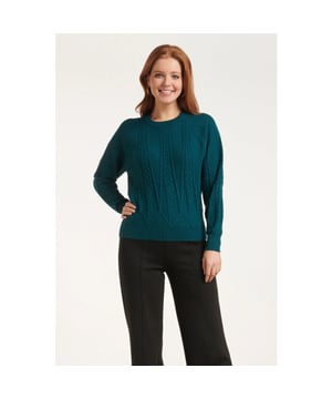 
Breng een vleugje verfijning en comfort in je garderobe met de Smashed Lemon Gebreide Teal Top met Kabelstructuur. Deze prachtige top combineert een stijlvolle uitstraling met het ultieme draagcomfort, ideaal voor de modebewuste vrouw. De top heeft een ronde halslijn met een geribbelde zoom, wat zorgt voor een klassieke en tijdloze look. De losse pasvorm biedt zowel comfort als bewegingsvrijheid, terwijl de lange mouwen met geribbelde manchetten een extra dimensie van stijl en warmte toevoegen. De kabelstructuur geeft de top een uniek en aantrekkelijk textuur, perfect voor elke gelegenheid, van casual tot chic. Deze gebreide top is gemaakt van een hoogwaardige wol blend garen, waardoor hij zacht en aangenaam aanvoelt op de huid. De ademende stof houdt je de hele dag comfortabel, of je nu thuis bent of onderweg. 

 Belangrijkste kenmerken:

  
 *  Klassieke ronde halslijn met geribbelde zoom voor een tijdloze look  
 *  Losse pasvorm en lange mouwen met geribbelde manchetten voor