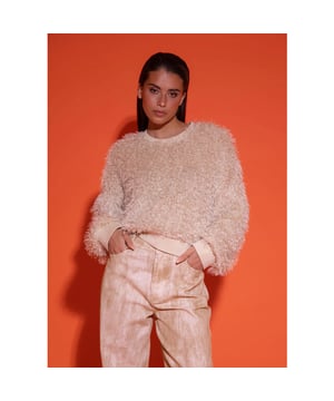 
De Fav sweater fluffy beige van Studio Amaya is een absolute must-have voor het najaar. Deze zachte trui valt op door de unieke fluffy textuur en cropped pasvorm. De sweater heeft ballonmouwen met elastische boorden en een ronde hals, wat zorgt voor een vrouwelijke en moderne uitstraling.
Draag ‘m op een high-waisted jeans of combineer met een opvallende broek voor een statement look.
Product details:

Merk: Studio Amaya
Model: Fav
Kleur: Beige
Fluffy textuur
Ronde hals
Cropped pasvorm
Elastische boorden
Materiaal: 100% polyester
Valt op maat
