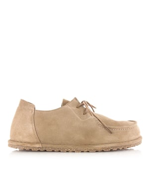 
<p>De Utti Lace van BIRKENSTOCK is een stijlvolle en comfortabele toevoeging aan de collectie herenschoenen, waarbij klassiek design en modern comfort samenkomen. Deze heren veterschoenen zijn vervaardigd uit hoogwaardig taupe suède, dat een luxe, zachte uitstraling heeft en zich soepel vormt naar de voet.</p>
<p>De Utti Lace is een tijdloze schoen in mocassin-stijl, gekenmerkt door een opvallende naad aan de voorkant die zorgt voor een ambachtelijke en verfijnde look. Dankzij het Originele BIRKENSTOCK Deep Blue Footbed geniet je van een anatomisch gevormd en uitneembaar voetbed dat optimale ondersteuning biedt en zich aanpast aan de natuurlijke vorm van de voet.</p>
<p>De zool is gemaakt van rubber en natuurrubber met elementen van kurk, wat niet alleen zorgt voor een uitstekende demping en grip, maar ook bijdraagt aan duurzaamheid en een natuurlijk loopgevoel.</p>
<p>Deze veterschoenen combineren moeiteloos casual elegantie met het kenmerkende comfort van BIRKENSTOCK. Perfect voor da