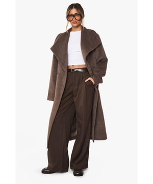 Wrap up in the latest coats and jackets and get out-there with your outerwearBreathe life into your new season layering with the latest coats and jackets from boohoo. Supersize your silhouette in a padded jacket, stick to sporty styling with a bomber, or protect yourself from the elements in a plastic raincoat. For a more luxe layering piece, faux fur coats come in fondant shades and longline duster coats give your look an androgynous edge.