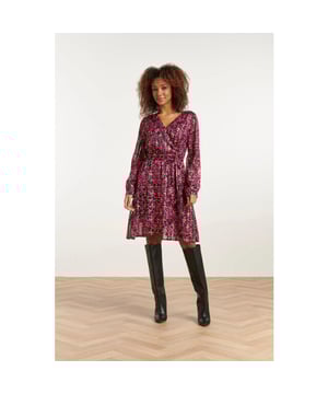 
Deze prachtige loose fit jurk met lange mouwen en V-hals is een absolute must-have voor elke moderne vrouw. Met zijn opvallende abstracte animal allover print in een prachtige combinatie van zwart en fuchsia, zal deze jurk jouw persoonlijkheid en gevoel voor mode op een unieke en gedurfde manier laten zien. De jurk is gemaakt van hoogwaardig polyester chiffon materiaal, waardoor het niet alleen licht en luchtig aanvoelt op de huid, maar ook een luxueuze uitstraling heeft. De bijzondere toevoeging van gouden lurex draad geeft een vleugje glans en glamour aan de jurk, waardoor je straalt als nooit tevoren. Accentueer je silhouette en geef de jurk een persoonlijke touch met de bijgeleverde taille riem. Deze riem is perfect om je taille te benadrukken en je figuur op elegante wijze te accentueren, waardoor je er moeiteloos chic uitziet. Met zijn lange mouwen en V-hals ontwerp, is deze Smashed Lemon Dames Jurk geschikt voor zowel formele gelegenheden als casual outfits. Laat je inspireren