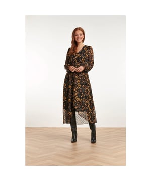 
Stap in de wereld van elegantie en stijl met deze prachtige Smashed Lemon dames V-hals jurk in een bloemenprint, gehuld in warme bruin-mosterd tinten. Deze jurk, vervaardigd uit hoogwaardig 100% polyester, belichaamt het tijdloze ontwerp dat Smashed Lemon zo geliefd maakt.

 Deze V-hals jurk is de perfecte keuze voor vrouwen die op zoek zijn naar een jurk die zowel comfort als verfijning biedt. Het bloemenmotief voegt een vleugje speelsheid toe, terwijl de bruin-mosterd kleuren een aura van warmte en klasse creëren.

 Draag deze jurk tijdens een speciale gelegenheid en je zult gegarandeerd bewonderende blikken vangen. Maar hij is ook geschikt voor dagelijks gebruik, waardoor je moeiteloos je eigen stijl kunt definiëren.

 Met de kwaliteit die je van Smashed Lemon verwacht, biedt deze jurk duurzaamheid en behoudt hij zijn prachtige uitstraling was na was.

 Verrijk je garderobe met deze Smashed Lemon V-hals jurk en omarm een wereld van mogelijkheden voor mode en comfort.
