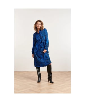 
Ontdek de nieuwste toevoeging aan je damesgarderobe met Smashed Lemon damesmode, waar comfort en eigentijdse stijl hand in hand gaan.

 Deze blauwe V-hals jurk met wijd uitlopende mouwen is een absolute blikvanger die je look een speelse elegantie geeft. Deze jurk is met zorg vervaardigd en bestaat volledig uit hoogwaardig polyester voor duurzaamheid en een luxueus gevoel.

 Of je nu indruk wilt maken bij speciale gelegenheden of op zoek bent naar een stijlvolle keuze voor een avondje uit, deze V-hals jurk biedt de perfecte combinatie van stijl en draagbaarheid. De wijd uitlopende mouwen voegen een vleugje flair toe aan je look, terwijl de blauwe kleur een verfrissende en eigentijdse uitstraling geeft.

 Kenmerken:

 Kleur: Blauw 
Materiaal: 100% polyester 
Halslijn: V-hals 
Upgrade je garderobe met deze Smashed Lemon damesmode V-hals jurk en geniet van:

 Speelse elegantie geschikt voor diverse gelegenheden. 
Duurzaamheid en luxe zachtheid dankzij 100% polyester. 
Uitlopende mouwen