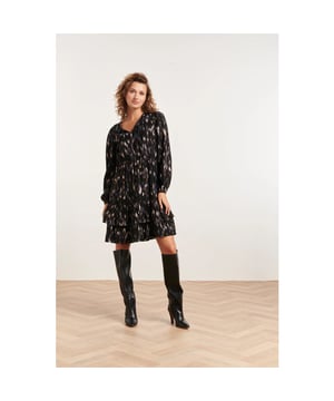 
Betreed het winterseizoen met stijl en elegantie met onze Smashed Lemon Winter Jurk met Grafische Print en Lurex Draad. Deze jurk uit onze wintercollectie combineert moeiteloos warmte en verfijning, waardoor je er stralend uitziet, zelfs als de temperaturen dalen. Met een opvallende grafische print, subtiele lurex accenten, een v-halslijn, lange pofmouwen en elegante laagjes aan de onderkant van de jurk, is deze jurk de perfecte keuze voor vrouwen die op zoek zijn naar comfort en stijl.

 Kenmerken:

  
 *  Grafische Print met Lurex Draad: De jurk is versierd met een gedurfde grafische print, waarin lurex draad is verwerkt voor een vleugje sprankeling. Dit geeft de jurk een opvallende en unieke uitstraling die zowel overdag als 's avonds indruk maakt.

  
 *  Stijlvolle V-halslijn: De v-halslijn voegt een vleugje elegantie en verfijning toe aan de jurk. Het decolleté is flatterend en biedt de mogelijkheid om met verschillende sieraden te spelen om je look aan te passen.

  
 *