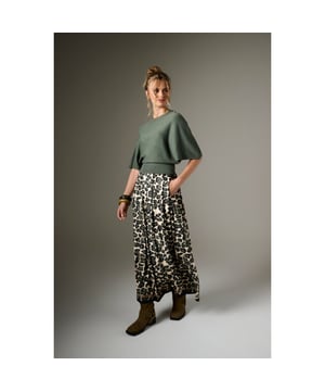 
K-DESIGN ROK B113-P014 
95% POLYESTER 5% SPANDEX 
ROK MAXI 
ELASTISCHE TAILLEBAND 
PLATTE POOIEN 
ALL OVER ANIMAL DESIGN 
CREME-OLIJFGROEN-ZWART 
GEVOERD 
VALT NORMAAL OP MAAT 
PRODUCTCODE B113-P014
