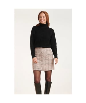 
Voeg een vleugje elegantie toe aan je garderobe met de lichtroze textuur rok van Smashed Lemon. Deze korte rok, die net boven de knie valt, is ontworpen om een verfijnde en vrouwelijke look te creëren. De nepknopen in het midden geven een speels accent, terwijl de tweed-achtige stof een klassieke en tijdloze uitstraling biedt. Gemaakt van een lichtroze getextureerde stof, combineert deze rok stijl en comfort op een perfecte manier. 

De Smashed Lemon lichtroze textuur rok is veelzijdig en kan gemakkelijk worden gecombineerd met verschillende tops en accessoires voor diverse gelegenheden. Of je nu naar kantoor gaat of een brunch met vrienden hebt gepland, deze rok zorgt ervoor dat je er altijd stijlvol uitziet.   



 Belangrijkste kenmerken:

  
 *  Nepknopen in het midden voor een unieke en stijlvolle uitstraling 
 *  Korte lengte, net boven de knie, voor een moderne en flatterende look 
 *  Gemaakt van lichtroze getextureerde tweed-achtige stof voor een luxe en comfortabele pasvorm