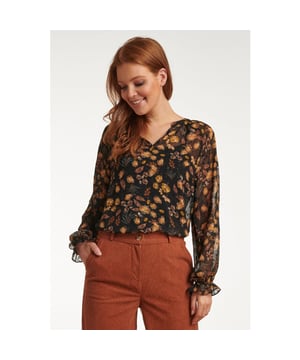 
Voeg een vleugje vrouwelijkheid en flair toe aan je garderobe met deze prachtige Smashed Lemon dames V-hals top in een bloemenprint, gehuld in warme bruin-mosterd tinten. Deze top, vervaardigd uit hoogwaardig 100% polyester, belichaamt het tijdloze ontwerp dat Smashed Lemon zo geliefd maakt.

 Deze V-hals top is ontworpen voor vrouwen die op zoek zijn naar een combinatie van stijl en comfort. Het bloemenmotief voegt een vleugje speelsheid toe, terwijl de bruin-mosterd kleuren een aura van warmte en klasse creëren.

 Of je hem nu draagt voor een speciale gelegenheid of als onderdeel van je dagelijkse outfit, deze top zal je onderscheiden met zijn unieke stijl en verfijning.

 Met de kwaliteit die je van Smashed Lemon verwacht, biedt deze top duurzaamheid en behoudt hij zijn prachtige uitstraling was na was.

 Verrijk je kledingkast met deze Smashed Lemon V-hals top en geniet van een mode-item dat je altijd en overal kunt dragen.

 Kenmerken:

 Kleur: Bruin-Mosterd 
Materiaal: 100%
