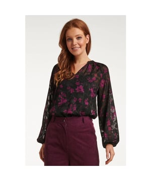 
Laat je persoonlijke stijl stralen met deze prachtige Smashed Lemon dames V-hals top in een opvallende bloemenprint, uitgevoerd in een verfijnde paarse en zwarte kleurencombinatie. Deze top, vervaardigd uit hoogwaardig 100% polyester, belichaamt de kenmerkende stijl en kwaliteit van ons merk Smashed Lemon.

 Deze V-hals top is ontworpen om te schitteren bij elke gelegenheid, en de bloemenprint voegt een vleugje frisheid en elegantie toe aan je outfit. Of je nu een dag op kantoor hebt, een avondje uit met vrienden plant of een speciale gebeurtenis bijwoont, deze top biedt veelzijdigheid en comfort.

 De paarse en zwarte kleuren geven je een chique en eigentijdse uitstraling, terwijl het V-halsontwerp je vrouwelijkheid benadrukt en je zelfvertrouwen vergroot.

 Deze top is niet alleen stijlvol maar ook duurzaam, zodat je er seizoen na seizoen van kunt genieten. Voeg deze Smashed Lemon V-hals top met bloemenprint toe aan je garderobe en omarm een tijdloze stijl die je onderscheidt van