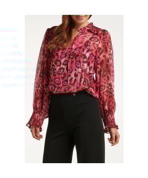 
Ontdek de opvallende stijl van Smashed Lemon met deze prachtige dames V-hals top in een gedurfde dierenprint en een levendige fuchsia kleur. Deze top is vervaardigd uit hoogwaardig 100% polyester en belichaamt de kenmerkende elegantie en kwaliteit van ons merk Smashed Lemon.

 Deze V-hals top is ontworpen om in het oog te springen bij elke gelegenheid. De gedurfde dierenprint voegt een speelse en modieuze flair toe aan je look. Of je nu een avondje uit gaat, een feest bijwoont of een speciale gelegenheid viert, deze top biedt comfort en stijl in één.

 De fuchsia kleur geeft je een krachtige uitstraling en laat je zelfverzekerd stralen, terwijl het V-halsontwerp je vrouwelijkheid accentueert en een elegante touch toevoegt aan je verschijning.

 Deze V-hals top is niet alleen chic maar ook duurzaam, zodat je er seizoen na seizoen van kunt genieten. Voeg deze Smashed Lemon V-hals top met dierenprint toe aan je garderobe voor een eigentijdse en trendy look die je onderscheidt.
