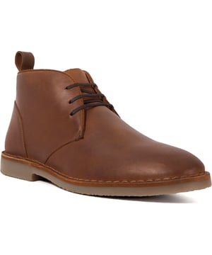 Met zijn militaire oorsprong zijn onze Cashed desert boots een must-have geworden voor elke garderobe. Vakkundig vervaardigd met de beste materialen, is deze tijdloze investeringstijl ideaal voor de avonturen die het weekend met zich meebrengt.