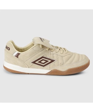 Retro voetbalgeïnspireerde trainers met een premium gewatteerd suède bovenwerk, klassieke opvouwbare tong en duurzame rubberen gumzool voor een vintage sportstijl en comfort.