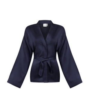 
<div class="Rte">Lichtglanzende blazer van het merk Another Label. De blazer heeft een veelzijdige riem, die zowel aan de voor- als achterkant gedragen kan worden. Combineer het met bijpassende broek voor een complete look. </div>
<div class="Rte">
<ul>
<li>Stofsamenstelling: <span>52% Polyester, 48% Rayon</span>
</li>
<li>Pasvorm: valt normaal. Twijfel je over de maat? Neem contact met ons op en we helpen je graag verder! </li>
</ul>
</div>