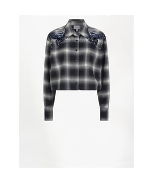 
Voeg een vleugje glam-grunge toe aan je garderobe met onze Eason blouse in Nocturnal Blue. Deze cropped blouse is gemaakt van geruite flanel en heeft lange mouwen en een klassieke overhemdkraag. De glamoureuze touch zit ’m in de decoratieve schouderapplicaties, waardoor dit item gegarandeerd opvalt in de menigte. Draag met de bijpassende geruite Krissy rok voor een echte casual-chique look — helemaal in Dante6 stijl.
• Cropped shirt met ruitdessin en subtiele versieringen
• Flanel met shadow check
• Klassieke kraag met knoopsluiting aan de voorkant
• Lange mouwen met manchetten
• Relaxed fit met verfijnde details
• Onderdeel van een set
• Het model op de foto is 1,78 m lang en draagt onze maat 36
Material	64% polyester, 34% viscose, 2% elastaan