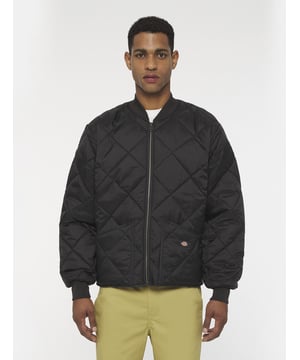 In der Übergangszeit ist die DIAMOND QUILTED JACKET für Herren die ideale Außenschicht, die dich warm hält, aber nicht ins Schwitzen bringt. Dank der übergroßen Passform und dem Steppmuster lässt sich die Jacke sowohl leger als auch elegant tragen.