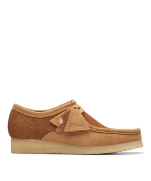 Clarks Originals Wallabee schoenen voor heren. Terug met een lente-zomertwist, arriveert onze legendarische Wallabee in een ultra-draagbare bruine tint. Boterachtig suède bovenwerk speelt met textuur, terwijl elk iconisch paar compleet is met natuurlijke crêpe zolen, ton-sur-ton gekleurde fobs en veters.- Premium tan suède bovenkant.- Natuurlijke rubberen kiezel crêpe zolen.- Inclusief extra kant voor veelzijdig dragen.- Afgewerkt met drie Clarks Originals fobs. Materiaal: Suède Bovenkant, Rubberen zool. Materiaal: Suède Bovenkant, Rubberen zool. Ref: 26175917.