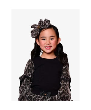 
Maak elke dag speciaal met deze opvallende haarband met luipaardprint voor meisjes. De opvallende strik van tule voegt een vleugje speelse glamour toe en is afgewerkt met ons kenmerkende gouden hartbedeltje voor een extra vleugje glitter. Perfect als accessoire bij feestjurken of om dagelijkse outfits een stoere twist te geven.
