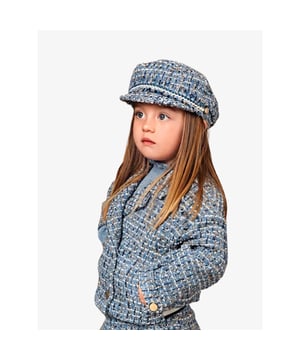 
Kort tweed jasje van het Spaanse merk Abel&Lula. Het tweed jasje in de kleur melange blauw heeft een drukknoopsluiting, steekzakken en goudkleurige details.
