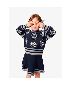 
De Abel en Lula tweedelige Jacquard set in de kleur Navy bestaat uit een knit truitje met streep accenten en oogjespatroon en een uitlopende knit rok met streepjes aan de onderkant. 
