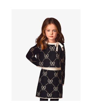 
De Abel en Lula tweedelige Tricot set in de kleur Zwart bestaat uit een cropped knit truitje met strik en strikjes patroon en een rok met het strikjes patroon.