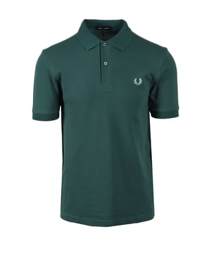 FRED PERRY POLO SHIRT IN SPORT GREEN/TRACK BLUE The Fred Perry Polo Shirt in Sport Green with a Track Blue Logo embroidered to the chest is a timeless classic that has been updated for modern fashion. Drawing straight from Fred Perry's original tennis shirts, it has a rich history while being modern and relevant for today's wardrobe. It's a design that remains familiar while gently evolving to each new period. This polo is ideal for both sporty and leisure wear and has an iconic style that is a must-have for your 2025 wardrobe. Features Premium Cotton Piqué: Constructed from breathable and durable cotton piqué fabric for lasting comfort. Classic Fit: Designed with a regular fit that offers a slightly more tailored silhouette compared to the M3 style. Two-Button Placket: Features a set-in placket with two buttons, providing a clean and classic look. Signature Styling: Embodies the enduring design principles of Fred Perry, making it a versatile addition to your collection. Inspired by Tradition: Directly references the design of Fred Perry's initial tennis shirts, connecting you to a sporting legacy. Style: M6000