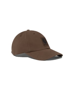 BELSTAFF PHOENIX LOGO CAP IN MAJOR BROWN This Belstaff logo baseball cap in Major Brown highlights the iconic Phoenix motif. Crafted from sturdy cotton twill, this cap offers lasting quality and a comfortable, custom fit thanks to its adjustable back strap. It's a clean, practical and resilient accessory designed for regular use. Features Robust cotton twill construction Soft-structured cap with adjustable fabric back strap Durable and practical design Curved peak with multi-stitching detail Embroidered edge tonal Phoenix patch on front 100% Cotton shell Style: 75650064