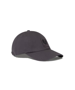 BELSTAFF PHOENIX LOGO CAP IN TORNADO GREY The Belstaff Phoenix Logo Cap in Tornado Grey is a classic baseball cap with the renowned Belstaff Phoenix symbol. This cap is made of durable cotton twill and is meant to be worn for years. Its soft-structured construction and adjustable fabric back strap provide a comfortable and personalised fit. The curved peak with multi-stitching gives a sophisticated touch, while the tonal embroidered Phoenix patch on the front makes a modest yet noticeable statement. Features Robust cotton twill construction Soft-structured cap with adjustable fabric back strap Durable and practical design Curved peak with multi-stitching detail Embroidered edge tonal Phoenix patch on front 100% Cotton shell Style: 75650064