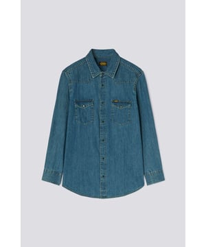 Een herinterpretatie van het klassieke denim overhemd met een normale pasvorm. De Franse kraag, de opgestikte zak op de borst en de wassing benadrukken de verfijnde en minimalistische look.