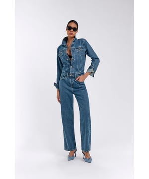 Denim-Jumpsuit für Damen, normale Passform, aus 13,40 OZ Komfortgewebe mit authentischem Look. Ein Meisterwerk, das Funktionalität und zeitlosen Stil vereint, behandelt mit einer dunkelblauen Indigo-Bimsstein-Waschung, die seinen Charakter unterstreicht. Die Gürtelschlaufen sowie die Vorder- und Gesäßtaschen add bieten Funktionalität und einen Hauch von Originalität. Perfekt für alle, die einen urbanen und ausgefallenen Look suchen, ohne dabei auf Komfort zu verzichten. Hauptmerkmale: Passform: Regular Stoff: Komfort mit authentischem Look 13.40 OZ Details: Dunkelblaue Indigo-Bimsstein-Waschung, Gürtelschlaufen, Vorder- und Gesäßtaschen