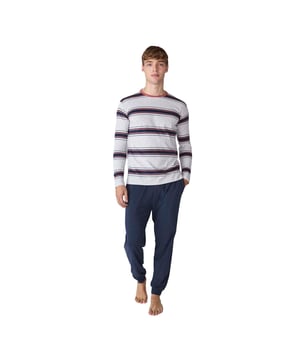 J&J Brothers Herren-Herbst-/Winterpyjama aus weicher, atmungsaktiver Baumwolle, perfekt für Ihre Nächte zu Hause. Hochwertiger Herrenpyjama!

 Langärmliger Herren-Pyjama aus weicher Baumwolle, ideal zum Faulenzen oder Entspannen zu Hause bei maximalem Komfort.

 Sein modernes und raffiniertes Design passt sich perfekt der männlichen Figur an und betont die Silhouette mit einem entspannten Stil.

 Das Set enthält ein langärmliges T-Shirt mit Rundhalsausschnitt, das ihm einen modernen und lässigen Stil verleiht, ideal für alle, die Komfort suchen, ohne auf Stil zu verzichten.

 Die lange Hose hat eine lockere Passform und einen elastischen Bund mit Kordelzug für zusätzlichen Komfort. Sie verfügt außerdem über praktische Seitentaschen, die sich perfekt zum Tragen kleiner Gegenstände eignen oder dem Design einfach eine funktionale Note verleihen.

 Alle Pyjamas bestehen aus Baumwolle, einem weichen und atmungsaktiven Material, das sich perfekt für jede Jahreszeit eignet und für Frische und Komfort während der Ruhe sorgt.
 Komposition: 100% Baumwolle
 Pflege:
Bei maximal 30ºC waschen.
 Kurzer Spin.
 Verwenden Sie kein Bleichmittel.
 Verwenden Sie keinen Trockner.
 Maximale Bügeltemperatur: 110º.
 Reinige chemisch nicht.