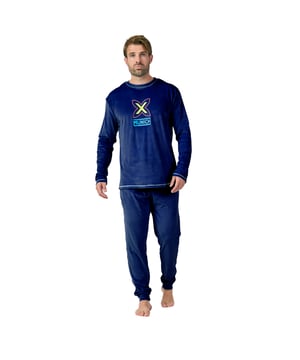 Entdecken Sie den Komfort und die Eleganz der Munich-Herrenpyjamas.

 Dieser Pyjama aus luxuriösem Samt ist perfekt, um kalte Nächte mit einem Hauch von Eleganz zu genießen. Seine weiche Textur sorgt für außergewöhnliche Wärme, ideal zum Entspannen zu Hause.

 Das Set enthält ein langärmeliges T-Shirt, das sich durch sein modernes Design auszeichnet und mit Markengrafiken verziert ist.

 Andererseits verfügt die Hose über einen verstellbaren elastischen Bund, der eine perfekte Passform und Bewegungsfreiheit garantiert. Darüber hinaus sind sie mit praktischen Seitentaschen ausgestattet, in denen Sie Ihre wichtigsten Gegenstände transportieren können, während Sie Momente der Entspannung genießen.

 Passende freiliegende Nähte sorgen für ein dezentes, aber elegantes Detail.

 Verleihen Sie Ihren Nächten einen Hauch von Luxus mit diesem Samtpyjama, der Entspannung neu definiert.
 Komposition: Hemd: 95% Polyester, 5% Elasthan; Hose: 95% Polyester, 5% Elasthan
 Pflege:
-Im Schonwaschgang waschen.
 -Verwenden Sie immer kaltes oder warmes Wasser.
 -Verwenden Sie keinen Trockner. Es ist besser, es an der Luft zu trocknen.
 -Bei Bedarf bei niedrigen Temperaturen bügeln.
 -Verwenden Sie kein Bleichmittel.