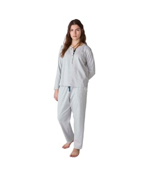Herbst-/Winterpyjamas für Damen von J&J Brothers aus Baumwolle, Polyester und Elastan, perfekt für Ihre Nächte zu Hause. Hochwertiger Damenpyjama!

 Langärmliger Damenpyjama mit stilvollem und bequemem Design, ideal zum Faulenzen oder Entspannen zu Hause.

 Sein modernes und raffiniertes Design passt sich perfekt der weiblichen Figur an und betont die Silhouette mit einem schicken und entspannten Stil.

 Das Set enthält ein langärmliges T-Shirt mit praktischem Halbreißverschluss, der Funktionalität und ein stilvolles Detail bietet.

 Die lange Hose hat eine lockere Passform und einen elastischen Bund mit Kordelzug für zusätzlichen Komfort. Sie verfügt außerdem über praktische Seitentaschen, die sich perfekt zum Tragen kleiner Gegenstände eignen oder dem Design einfach eine funktionale Note verleihen.

 Alle Pyjamas sind aus weichem, atmungsaktivem Material gefertigt, perfekt für jede Jahreszeit und sorgen für Frische und Komfort während des Schlafs.
 Komposition: 64 % Baumwolle, 32 % Polyester, 4 % Elastan
 Pflege:
Bei maximal 30ºC waschen.
 Kurzer Spin.
 Verwenden Sie kein Bleichmittel.
 Verwenden Sie keinen Trockner.
 Maximale Bügeltemperatur: 110º.
 Reinige chemisch nicht.