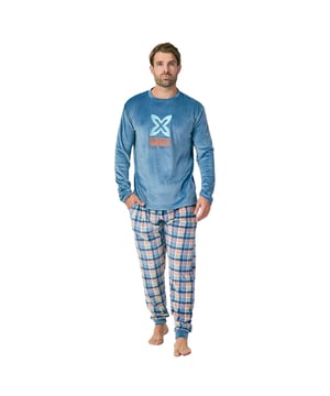 Entdecken Sie den Komfort und die Eleganz der Munich-Herrenpyjamas.

 Dieser Pyjama aus luxuriösem Samt ist perfekt, um kalte Nächte mit einem Hauch von Eleganz zu genießen. Seine weiche Textur sorgt für außergewöhnliche Wärme, ideal zum Entspannen zu Hause.

 Das Set enthält ein langärmeliges T-Shirt, das sich durch sein modernes Design auszeichnet und mit Markengrafiken verziert ist.

 Andererseits verfügt die Hose über einen verstellbaren elastischen Bund, der eine perfekte Passform und Bewegungsfreiheit garantiert. Darüber hinaus sind sie mit praktischen Seitentaschen ausgestattet, in denen Sie Ihre wichtigsten Gegenstände transportieren können, während Sie Momente der Entspannung genießen.

 Passende freiliegende Nähte sorgen für ein dezentes, aber elegantes Detail.

 Verleihen Sie Ihren Nächten einen Hauch von Luxus mit diesem Samtpyjama, der Entspannung neu definiert.
 Komposition: Hemd: 95% Polyester, 5% Elasthan; Hose: 95% Polyester, 5% Elasthan
 Pflege:
-Im Schonwaschgang waschen.
 -Verwenden Sie immer kaltes oder warmes Wasser.
 -Verwenden Sie keinen Trockner. Es ist besser, es an der Luft zu trocknen.
 -Bei Bedarf bei niedrigen Temperaturen bügeln.
 -Verwenden Sie kein Bleichmittel.