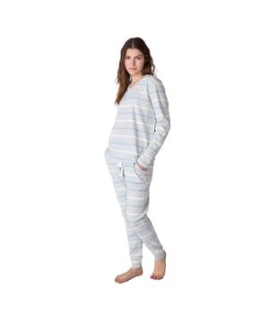 Herbst-/Winterpyjama für Damen von J&J Brothers aus weicher, atmungsaktiver Baumwolle, perfekt für Ihre Nächte zu Hause. Hochwertiger Damenpyjama!

 Langärmliger Damenpyjama aus Baumwolle mit elegantem und bequemem Design, ideal zum Faulenzen oder Entspannen zu Hause.

 Sein modernes und raffiniertes Design passt sich perfekt der weiblichen Figur an und betont die Silhouette mit einem schicken und entspannten Stil.

 Das Set enthält ein langärmliges T-Shirt mit V-Ausschnitt, das Funktionalität und ein stilvolles Detail bietet.

 Die lange Hose hat eine lockere Passform mit Bündchen am unteren Ende und einen elastischen Bund mit Kordelzug für zusätzlichen Komfort. Sie verfügt außerdem über praktische Seitentaschen, die sich perfekt zum Tragen kleiner Gegenstände eignen oder dem Design einfach eine funktionale Note verleihen.

 Alle Pyjamas bestehen aus Baumwolle und Elastan, weichen und atmungsaktiven Materialien, die sich perfekt für jede Jahreszeit eignen und für Frische und Komfort während der Ruhe sorgen.
 Komposition: 94 % Baumwolle, 6 % Elasthan
 Pflege:
Bei maximal 30ºC waschen.
 Kurzer Spin.
 Verwenden Sie kein Bleichmittel.
 Verwenden Sie keinen Trockner.
 Maximale Bügeltemperatur: 110º.
 Reinige chemisch nicht.