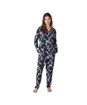 J&J Brothers Damen-Herbst-/Winterpyjama aus Viskose, perfekt für Ihre Nächte zu Hause. Premium-Damenpyjama!

 Langärmliger Damenpyjama mit elegantem und bequemem Design, ideal zum Faulenzen oder Entspannen zu Hause.

 Sein modernes und raffiniertes Design passt sich perfekt der weiblichen Figur an und betont die Silhouette mit einem schicken und entspannten Stil.

 Das Set enthält ein langärmeliges Hemd mit praktischem Button-Down-Verschluss, das Funktionalität und ein stilvolles Detail bietet.

 Die lange Hose hat eine lockere Passform und einen elastischen Bund mit Kordelzug für zusätzlichen Komfort. Sie verfügt außerdem über praktische Seitentaschen, die sich perfekt zum Tragen kleiner Gegenstände eignen oder dem Design einfach eine funktionale Note verleihen.

 Alle Pyjamas bestehen aus Viskose, einem weichen und atmungsaktiven Material, das sich perfekt für jede Jahreszeit eignet und für Frische und Komfort beim Schlafen sorgt.
 Komposition: 100% Viskose
 Pflege:
Bei maximal 30ºC waschen.
 Kurzer Spin.
 Verwenden Sie kein Bleichmittel.
 Verwenden Sie keinen Trockner.
 Maximale Bügeltemperatur: 110º.
 Reinige chemisch nicht.