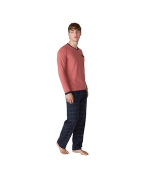 J&J Brothers Herren-Herbst-/Winterpyjama aus weicher, atmungsaktiver Baumwolle, perfekt für Ihre Nächte zu Hause. Hochwertiger Herrenpyjama!

 Langärmliger Herren-Pyjama aus weicher Baumwolle, ideal zum Faulenzen oder Entspannen zu Hause bei maximalem Komfort.

 Sein modernes und raffiniertes Design passt sich perfekt der männlichen Figur an und betont die Silhouette mit einem entspannten Stil.

 Das Set enthält ein langärmliges T-Shirt mit V-Ausschnitt, das ihm einen modernen und vielseitigen Stil verleiht, ideal für alle, die Komfort suchen, ohne auf Stil zu verzichten.

 Die lange Hose hat eine lockere Passform und einen elastischen Bund mit Kordelzug für zusätzlichen Komfort. Sie verfügt außerdem über praktische Seitentaschen, die sich perfekt zum Tragen kleiner Gegenstände eignen oder dem Design einfach eine funktionale Note verleihen.

 Alle Pyjamas bestehen aus Baumwolle, einem weichen und atmungsaktiven Material, das sich perfekt für jede Jahreszeit eignet und für Frische und Komfort während der Ruhe sorgt.
 Komposition: 100% Baumwolle
 Pflege:
Bei maximal 30ºC waschen.
 Kurzer Spin.
 Verwenden Sie kein Bleichmittel.
 Verwenden Sie keinen Trockner.
 Maximale Bügeltemperatur: 110º.
 Reinige chemisch nicht.