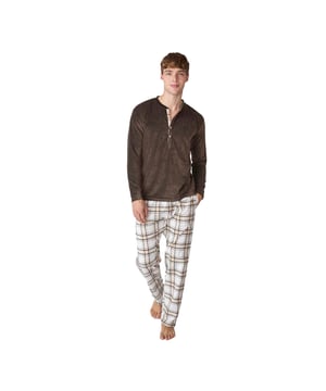 J&J Brothers Herren-Herbst-/Winterpyjama aus weichem, atmungsaktivem Polyester und Baumwolle, perfekt für Ihre Nächte zu Hause. Hochwertiger Herrenpyjama!

 Langärmliger Herrenpyjama aus weichem Samt, ideal zum Faulenzen oder Entspannen zu Hause bei maximalem Komfort. Sein modernes und raffiniertes Design passt perfekt zur männlichen Figur und betont die Silhouette mit einem entspannten Stil.

 Das Set umfasst ein langärmliges Samtoberteil mit praktischem Halbknopfverschluss, der Funktionalität und ein stilvolles Detail bietet.

 Diese lange Baumwollhose hat eine lockere Passform und einen elastischen Bund mit Kordelzug für zusätzlichen Komfort. Sie verfügt außerdem über praktische Seitentaschen, die sich perfekt zum Tragen kleiner Gegenstände eignen oder dem Design einfach eine funktionale Note verleihen.

 Alle Pyjamas bestehen aus weichen, atmungsaktiven Materialien, sind perfekt für jede Jahreszeit und sorgen für Frische und Komfort während des Schlafs.
 Komposition: Hemd: 73 % Polyester, 27 % Baumwolle; Hose: 100 % Baumwolle
 Pflege:
Bei maximal 30ºC waschen.
 Kurzer Spin.
 Verwenden Sie kein Bleichmittel.
 Verwenden Sie keinen Trockner.
 Maximale Bügeltemperatur: 110º.
 Reinige chemisch nicht.