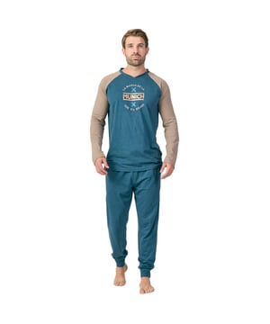 Herren-Winterpyjamas von Munich bestehen aus weicher, atmungsaktiver Baumwolle und Polyester, perfekt für Ihre Nächte. Premium-Herrenpyjamas!

 Langärmliger Herrenpyjama, ideal zum Faulenzen oder Entspannen zu Hause bei maximalem Komfort. Sein modernes und raffiniertes Design passt perfekt zur männlichen Figur und betont die Silhouette mit einem entspannten Stil.

 Das Pyjama-Set umfasst ein langärmeliges T-Shirt mit Rundhalsausschnitt, das ihm einen modernen und vielseitigen Stil verleiht, ideal für alle, die Komfort suchen, ohne auf Stil zu verzichten.

 Die lange Hose hat eine lockere Passform, einen verstellbaren elastischen Bund mit Kordelzug und Beinbündchen für zusätzlichen Komfort. Sie verfügt außerdem über praktische Seitentaschen, die sich perfekt zum Tragen kleiner Gegenstände eignen oder dem Design einfach eine funktionale Note verleihen.

 Alle Pyjamas bestehen aus weichen, atmungsaktiven Materialien, die sich perfekt für jede Jahreszeit eignen und für Frische und Komfort während der Ruhe sorgen.
 Komposition: 60 % Baumwolle, 40 % Polyester
 Pflege:
Bei maximal 30ºC waschen.
 Kurzer Spin.
 Verwenden Sie kein Bleichmittel.
 Verwenden Sie keinen Trockner.
 Maximale Bügeltemperatur: 110º.
 Reinige chemisch nicht.
