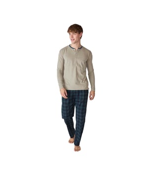 J&J Brothers Herren-Herbst-/Winterpyjama aus weicher, atmungsaktiver Baumwolle, perfekt für Ihre Nächte zu Hause. Hochwertiger Herrenpyjama!

 Langärmliger Herren-Baumwollpyjama aus weicher Baumwolle, ideal zum Faulenzen oder Entspannen zu Hause bei maximalem Komfort.

 Sein modernes und raffiniertes Design passt sich perfekt der männlichen Figur an und betont die Silhouette mit einem entspannten Stil.

 Das Set enthält ein langärmeliges T-Shirt mit praktischem Halbknopfverschluss, der Funktionalität und ein stilvolles Detail bietet.

 Die lange Hose hat eine lockere Passform und einen elastischen Bund mit Kordelzug für zusätzlichen Komfort. Sie verfügt außerdem über praktische Seitentaschen, die sich perfekt zum Tragen kleiner Gegenstände eignen oder dem Design einfach eine funktionale Note verleihen.

 Alle Pyjamas bestehen aus Baumwolle, einem weichen und atmungsaktiven Material, das sich perfekt für jede Jahreszeit eignet und für Frische und Komfort während der Ruhe sorgt.
 Komposition: Hemd: 100 % Baumwolle; Hose: 97 % Baumwolle, 3 % Elastan
 Pflege:
Bei maximal 30ºC waschen.
 Kurzer Spin.
 Verwenden Sie kein Bleichmittel.
 Verwenden Sie keinen Trockner.
 Maximale Bügeltemperatur: 110º.
 Reinige chemisch nicht.