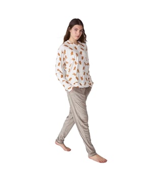 Winter-Samtpyjama für Damen von J&J Brothers aus weichem, atmungsaktivem Polyester, perfekt für Ihre Nächte zu Hause. Hochwertiger Damenpyjama!

 Langärmliger Samtpyjama für Damen mit stilvollem und bequemem Design, ideal zum Faulenzen oder Entspannen zu Hause.

 Das Damen-Nachtwäsche-Set umfasst ein langärmliges Oberteil mit zartem V-Ausschnitt, das Funktionalität und ein stilvolles Detail bietet.

 Die lange Hose hat eine lockere Passform, einen elastischen Bund mit Kordelzug für zusätzlichen Komfort und Beinbündchen. Sie verfügt außerdem über praktische Seitentaschen, die sich perfekt zum Tragen kleiner Gegenstände eignen oder dem Design einfach eine funktionale Note verleihen.

 Das gesamte Pyjama-Set besteht aus Samt, einem weichen und atmungsaktiven Material, das sich perfekt für den Winter eignet und für Frische und Komfort beim Schlafen sorgt.
 Komposition: 95 % Polyester, 5 % Elasthan
 Pflege:
Bei maximal 30ºC waschen.
 Kurzer Spin.
 Verwenden Sie kein Bleichmittel.
 Verwenden Sie keinen Trockner.
 Maximale Bügeltemperatur: 110º.
 Reinige chemisch nicht.