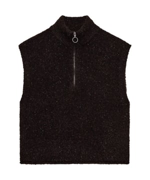 
De freequent zacht gebreide trui in warme bruine kleur vult je garderobe met subtiele elegantie: kleurige ingeweven spots geven een levendig detail dat bij elk moment werkt. Het rechte, mouwloze model met halve ritssluiting en een nette boord bij de hals zorgt voor een moderne uitstraling die tegelijk vertrouwd aanvoelt. Gemaakt van een mix van, polyester, gerecycled polyester en een vleugje wol met elastane heeft de trui genoeg veerkracht om mee te bewegen en houdt hij zijn vorm tijdens dragen. De normale lengte en pasvorm sluiten natuurlijk aan op je silhouet en maken het makkelijk om er een top of blouse onder te combineren. Omdat hij lichtjes structuur toont, zet het model je outfit meteen net iets interessanter zonder te overheersen. Draag hem casual met jeans of juist iets verzorgder met een rok voor een speelse, verzorgd ogende look.
