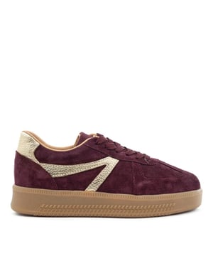 
<p>Ontdek de Liva van Babouche: stijlvolle damessneakers die moeiteloos elegantie en comfort combineren. Deze bordeaux damesschoenen zijn gemaakt van hoogwaardig suède en worden gekenmerkt door verfijnde goudkleurige details en subtiele metallic accenten, die een chique twist geven aan je dagelijkse look.</p>
<p>Het ontwerp is zowel tijdloos als modern en laat zich makkelijk combineren met allerlei outfits; van een casual jeans tot een luchtige jurk. Dankzij de leren voering voelt de sneaker aangenaam aan, zelfs tijdens lange dagen. Het uitneembare voetbed zorgt voor extra flexibiliteit en comfort, ideaal voor wie steunzolen draagt of gewoon wat extra demping wil.</p>
<p>De rubberen zool biedt goede grip en een stevige basis, zonder in te leveren op stijl. De Liva is de perfecte keuze voor vrouwen die houden van een elegante, maar sportieve look met luxe afwerking.</p>
<p>Of je nu de stad in gaat of een actieve dag voor de boeg hebt, met de Liva van Babouche ben je verzekerd van een mo