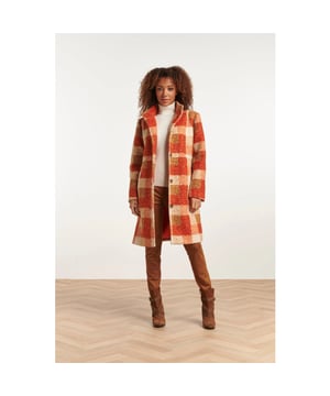 
Laat jezelf stralen in de winter met de Smashed Lemon Damesjas in een stijlvol wit en oranje ruit print! Deze fitted coat is de ultieme keuze voor dames die op zoek zijn naar een modieuze en comfortabele jas. De jas is voorzien van handige zijzakken, waardoor je gemakkelijk je essentiële items bij de hand hebt. De hoge kraag en button closure geven de jas een chique uitstraling en bieden tevens bescherming tegen koude wind. Gemaakt van hoogwaardig polyester materiaal, biedt deze jas niet alleen een aantrekkelijke uitstraling, maar ook duurzaamheid voor dagelijks gebruik. Met een lengte op de knie is deze jas perfect om je warm en stijlvol te houden tijdens de wintermaanden. Ontdek de perfecte balans tussen mode en functionaliteit met de Smashed Lemon Damesjas in wit en oranje checkered print. Een must-have voor elke trendy garderobe!



 Specificaties Print: ruit:

 
 * Pasvorm: ruimvallend 
 * Lengte: op-knie 
 * Model: 172 cm lang en draagt maat S/36 
 * Country of Origin: Made In