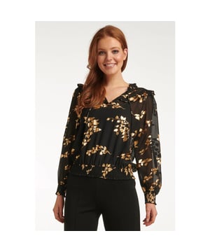 
De Smashed Lemon Zwarte en Gouden Bloemenprint V-hals Top voor dames is een echte blikvanger. Het chique zwarte ontwerp met gouden bloemenprint geeft je een stijlvolle en elegante uitstraling.

 Deze top is vervaardigd uit hoogwaardig 100% polyester materiaal, waardoor hij comfortabel is om te dragen en een luxueuze uitstraling heeft. De V-hals voegt een vleugje verfijning toe aan het ontwerp, terwijl de pasvorm je vrouwelijke contouren flatteert.

 Of je nu naar een feestje gaat, een avondje uit hebt gepland of gewoon je dagelijkse look wilt opfleuren, deze top is een veelzijdige keuze. Hij is ontworpen om je zelfvertrouwen te vergroten en bewonderende blikken te vangen.

 De Smashed Lemon Zwarte en Gouden Bloemenprint V-hals Top voor dames is meer dan alleen een kledingstuk; het is een statement van stijl. Bestel de jouwe vandaag nog en straal in elke setting.

 Kenmerken:

 Stijlvolle zwarte kleur met een opvallende gouden bloemenprint. 
Gemaakt van hoogwaardig en comfortabel