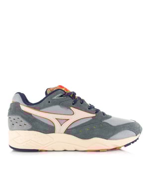 
<p>De Mizuno Contender Rijksmuseum is een bijzonder paar unisex sneakers dat sport, kunst en erfgoed op unieke wijze samenbrengt. Uitgevoerd in stijlvol blauw en vervaardigd uit ademend mesh en suède, biedt dit model een perfecte balans tussen comfort en design. De schoen is voorzien van een uitneembaar voetbed, waardoor je eenvoudig je eigen inlegzolen kunt gebruiken voor extra draaggemak.</p>
<p>Mizuno: “Om ons Japanse erfgoed te eren, hebben we opnieuw de samenwerking opgezocht met het Rijksmuseum, om twee 'limited edition' schoenen te creëren speciaal voor de 2021 TCS Amsterdam Marathon. Geïnspireerd op het Aziatisch Paviljoen, dat zich bevindt in het Rijksmuseum en een rijke collectie aan sculpturen, Buddha's, Kimono's en andere kunststukken huisvest, en daarmee de kruisbestuiving laat zien tussen Japanse traditie en de reis van een hardloper richting de marathon”.</p>
<p>Met deze samenwerking benadrukt Mizuno de verbinding tussen kunst, cultuur en sport. De Co