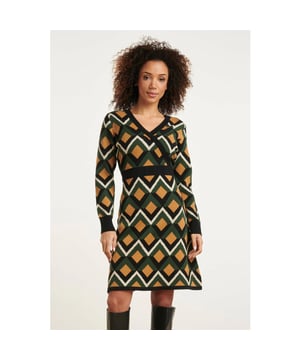 
Til uw garderobe naar een hoger niveau met de Smashed Lemon grafisch gebreide jurk. De grafisch print is op gemaakt van zwart, groen en sand kleuren. Deze prachtige jurk is vervaardigd uit een luxe viscoseblend en biedt een zachte, comfortabele draagervaring. Het bovenste deel van de jurk heeft een elegante overslagdesign, terwijl de tailleband een mooi silhouet creëert. De rok loopt vloeiend uit, wat zorgt voor een vrouwelijke en flatterende uitstraling.

 Belangrijkste kenmerken: 


 • Overslagdesign aan de bovenkant: Voor een elegante en verfijnde uitstraling. • Aangesloten tailleband: Creëert een flatterend silhouet. 
• Zachte viscoseblend: Voor een comfortabele en ademende draagervaring.

Kies voor Smashed Lemon en ervaar de perfecte combinatie van stijl en comfort met deze prachtige grafisch gebreide jurk.