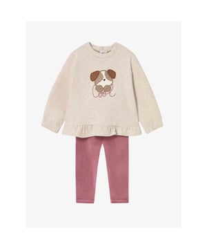 
De Mayoral Set in de kleur Rose bestaat uit een velour roze legging en een sweater met knoopsluiting op de rug, roezel aan de onderkant en een hondje op de voorkant.