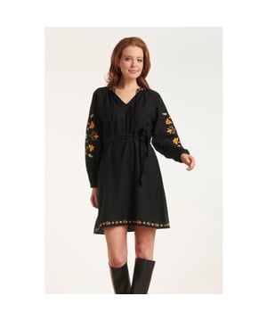 
Ontdek de Smashed Lemon Zwarte Jurk met Bloemenborduursels, een elegante en verfijnde toevoeging aan je garderobe. Deze prachtige jurk is versierd met bloemenborduursels in tinten groen en oranje, strategisch geplaatst op de mouwen, de zoom en de halslijn voor een betoverende uitstraling. De jurk is ontworpen met een V-hals en neklintjes, waardoor je de pasvorm kunt aanpassen voor een persoonlijke touch. De bijpassende riem accentueert je taille en zorgt voor een vrouwelijke silhouet. Gemaakt van 100% rayon, biedt deze jurk niet alleen stijl maar ook comfort en duurzaamheid. De Smashed Lemon Zwarte Jurk met Bloemenborduursels is perfect voor diverse gelegenheden, van een casual dagje uit tot een chique avondje uit. Combineer deze jurk met je favoriete accessoires voor een complete en modieuze look.

 Belangrijkste kenmerken:

  
 *  Bloemenborduursels elegante borduursels in groen en oranje op de mouwen, zoom en halslijn 
 *   ccentuert de taille voor een vrouwelijk silhouet 
 *