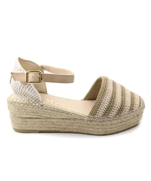 Soms is het tijd om jezelf even te verwennen. Met deze topper van Vidorreta lukt dat zeker. Tijdloos en elegant en een hotitem uit de nieuwste collectie van Vidorreta.
Dames sandaal van Vidoretta. Sleehak espadrille met open hak. Materiaal: textiel. Voering: leer. Kleur: beige. Zool: rubber. Hakhoogte: ca 6 cm.